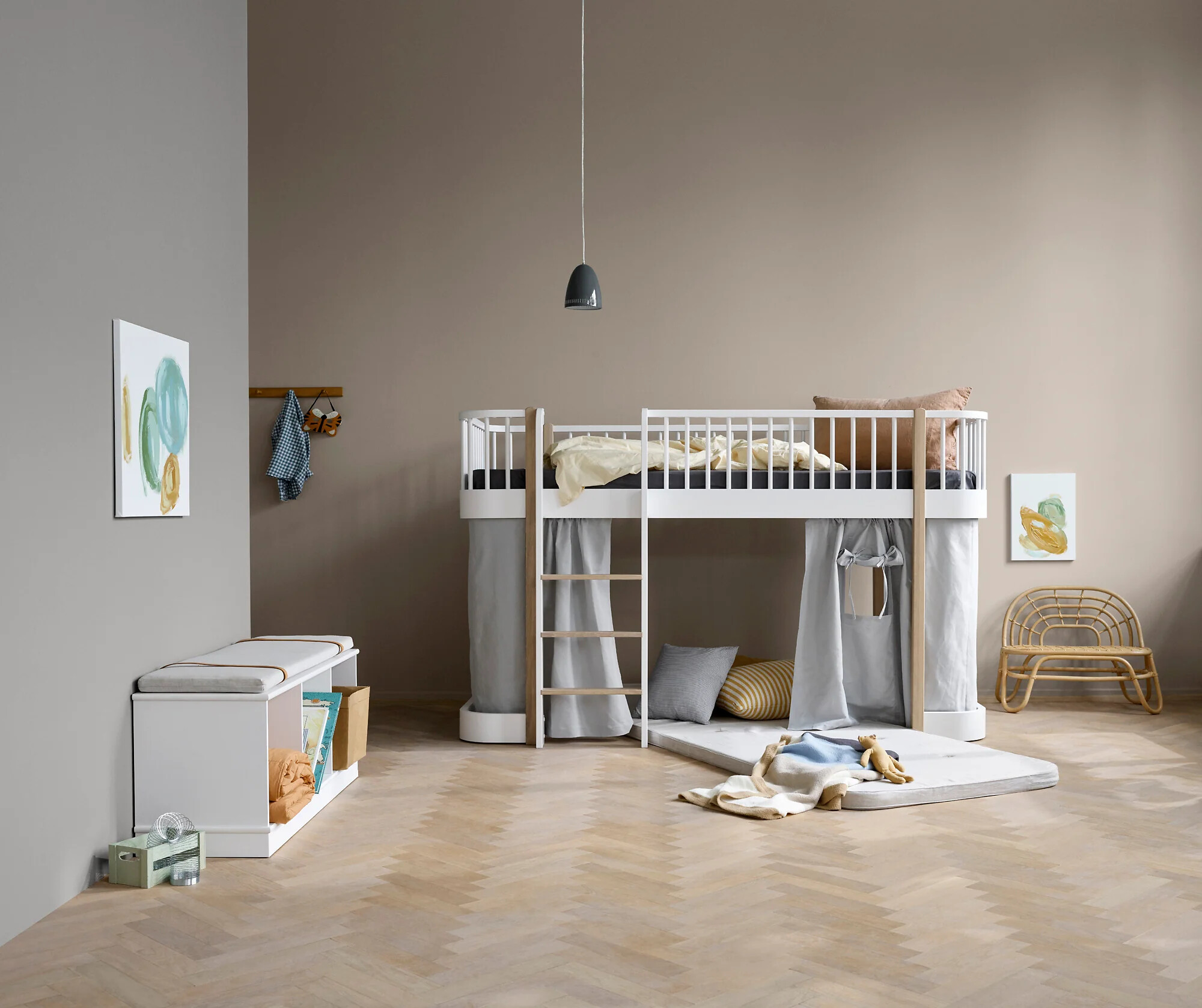 Weißes Hochbett mit Leiter und Spielvorhang von Oliver Furniture in neutralem Kinderzimmer  