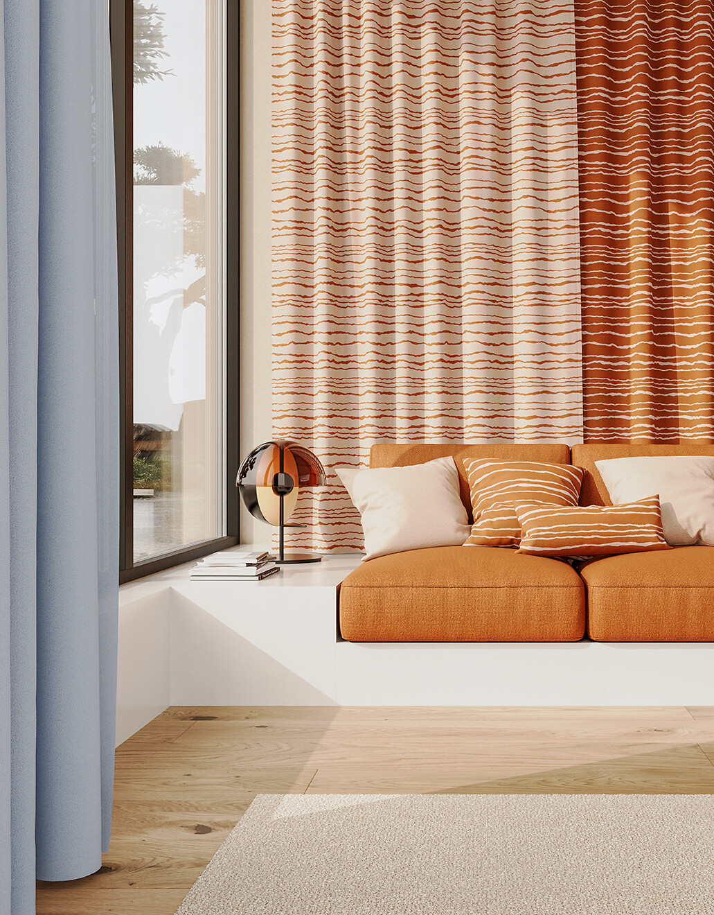 Orangefarbene Polsterbank vor grafisch gemusterten Vorhängen in Orange und Beige  