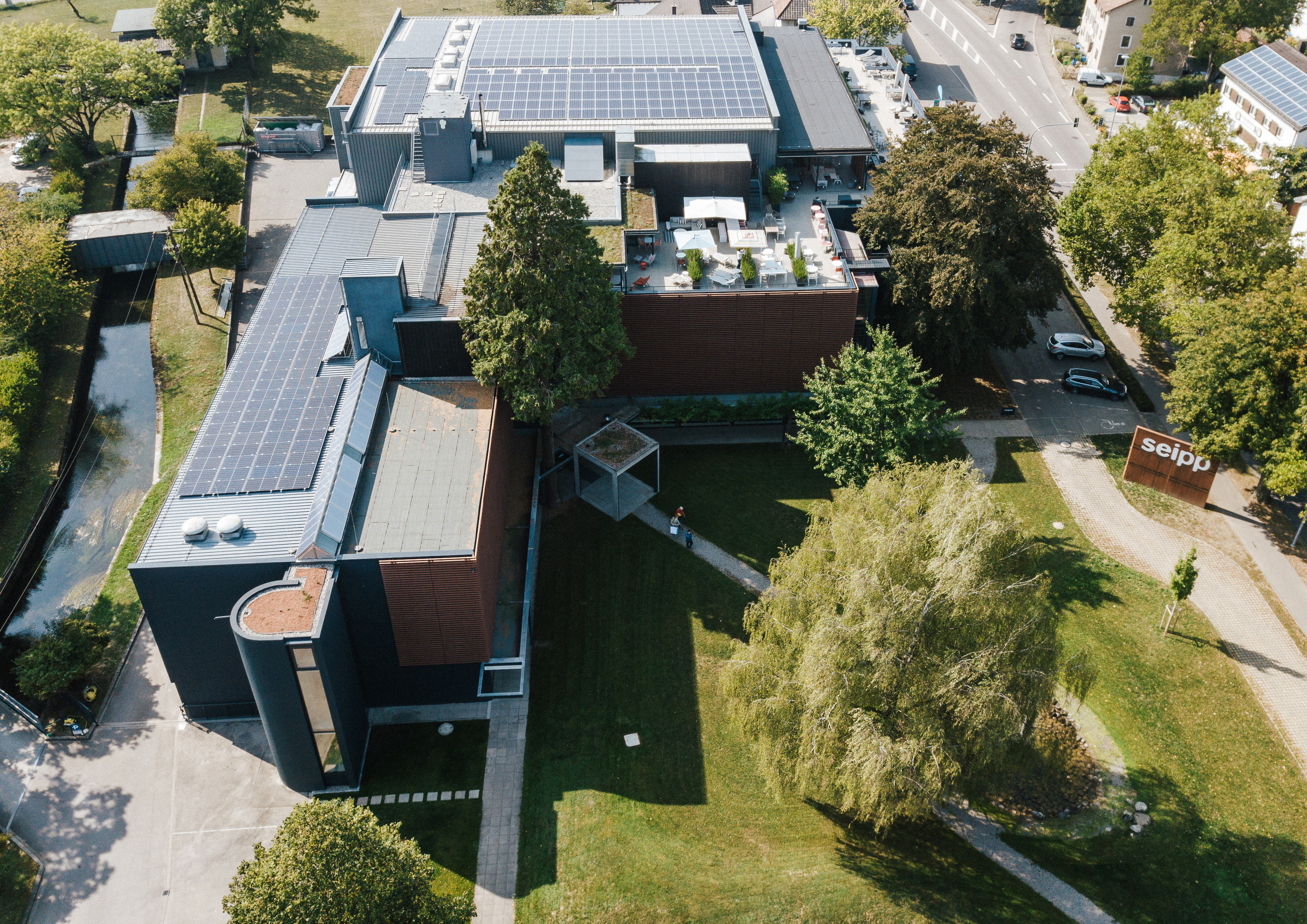 Luftaufnahme von Seipp Wohnen in Tiengen mit Photovoltaikanlage, Dachterrasse und begrünter Außenfläche am modernen Gebäudekomplex.