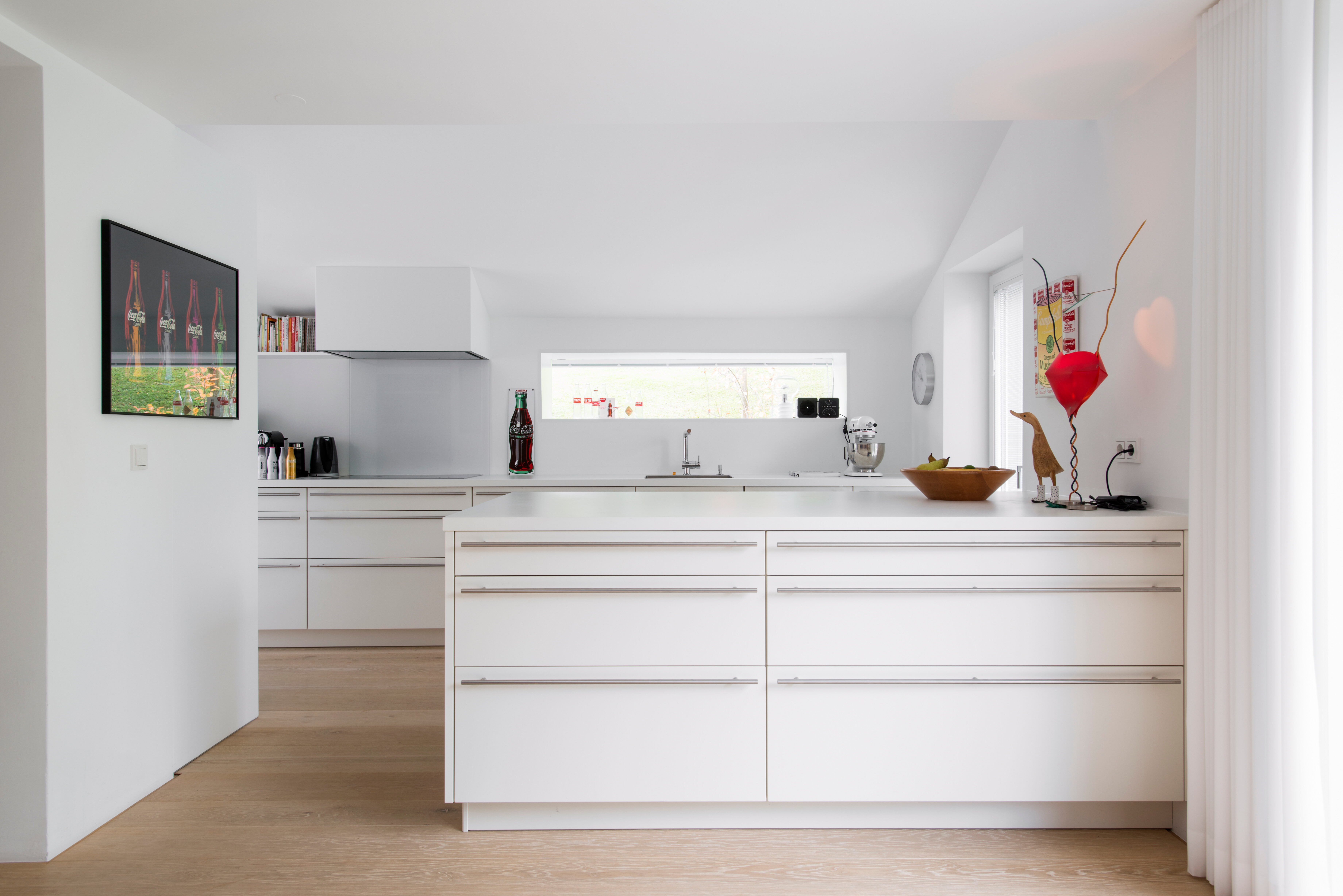 In der Küche VH aus dem Hause Poggenpohl wird das Kochen zum Vergnügen. Highlight ist der perfekt in die Dachschräge integrierte Dunstabzug.