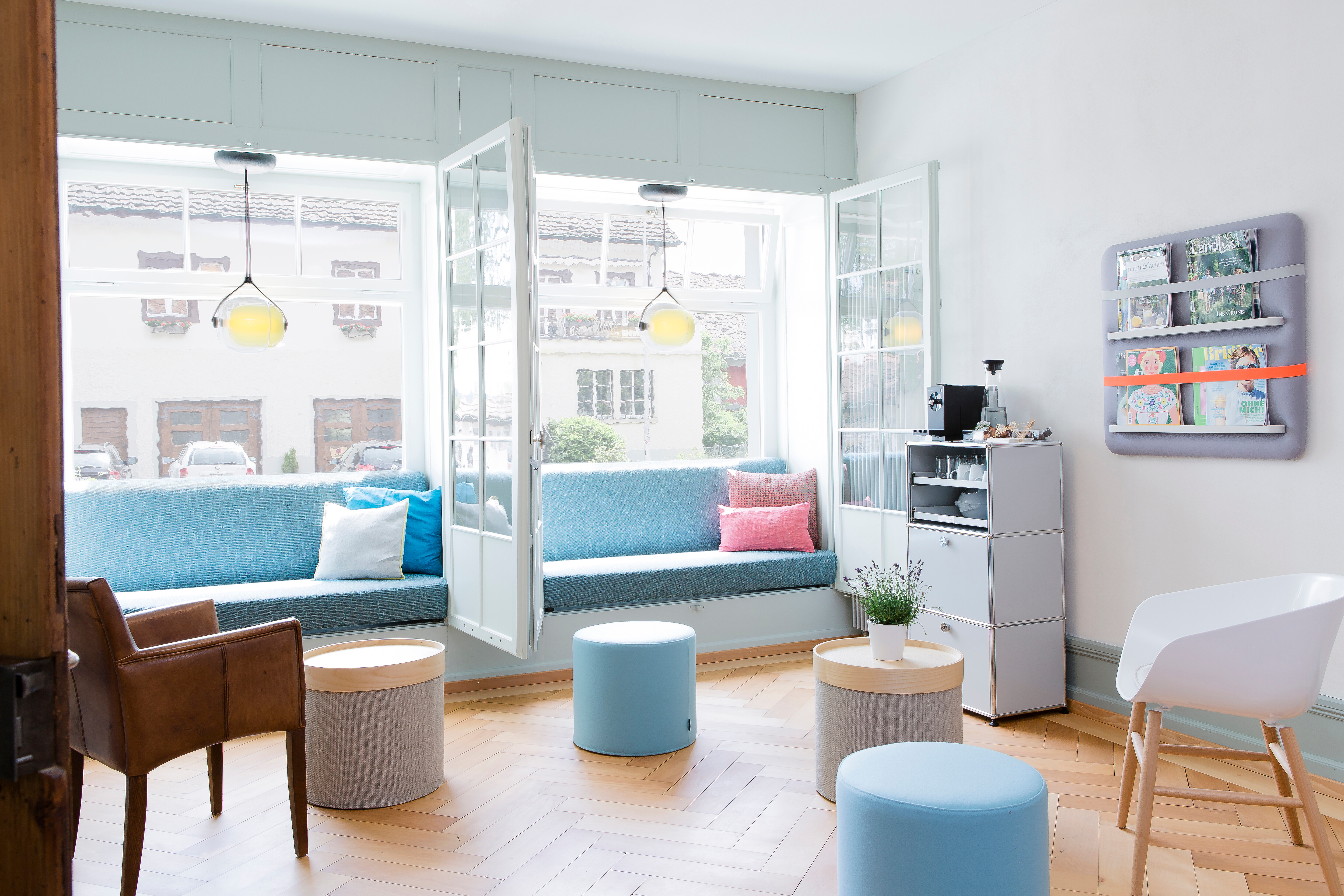 Bei der Einrichtung der Physiopraxis kommt es nicht nur darauf an, den Platz optimal auszunutzen, sondern vor allem darauf, dass sich die Patienten wohlfühlen und somit entspannen können. Der Leitgedanke der Physiopraxis ist, dass unser Körper als Ganzes 