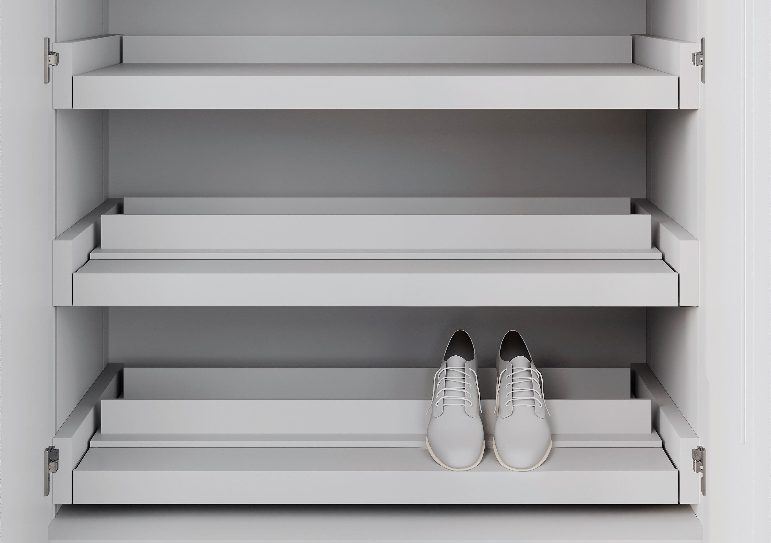 Schuhablage mit ausziehbaren Ebenen, ein Paar weiße Schuhe in mittlerem Fach platziert  