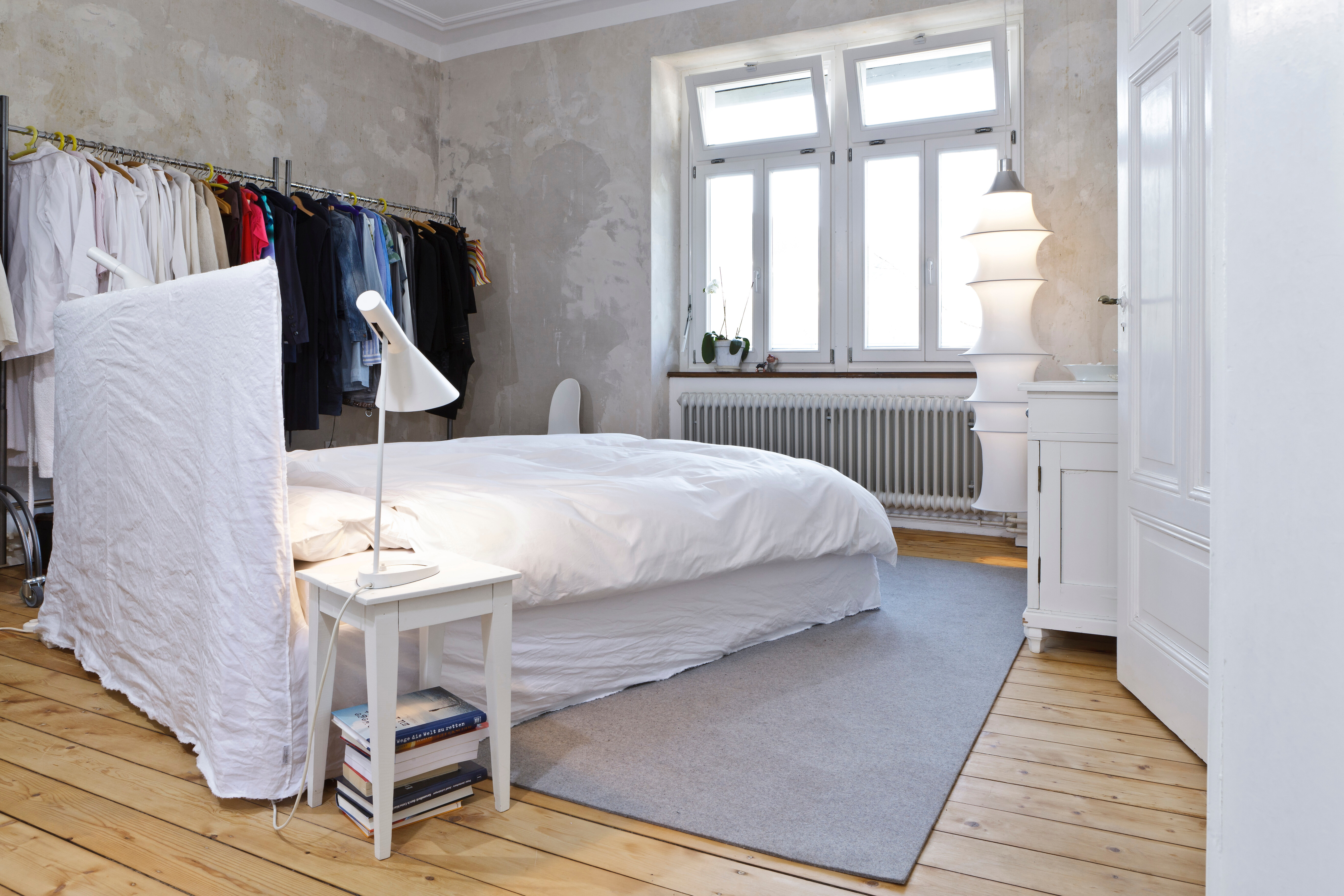 Das schräg im Raum ausgerichtete Bett Ghost von Gervasoni im harmonisch ausgeleuchteten Schlafzimmer erlaubt Ausblicke in den Schwarzwald. Im Hintergrund: Leuchte Falkland