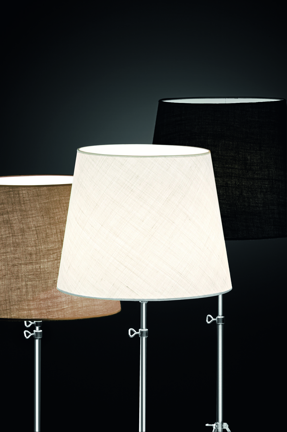 Drei Pallucco Gilda Stehleuchten mit konischem Schirm in Schwarz, Weiß und Natur