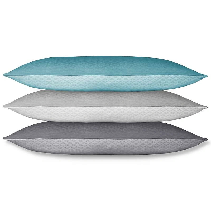 Drei gestapelte Kissenbezüge in Türkis, Grau und Dunkelgrau auf weißem Grund