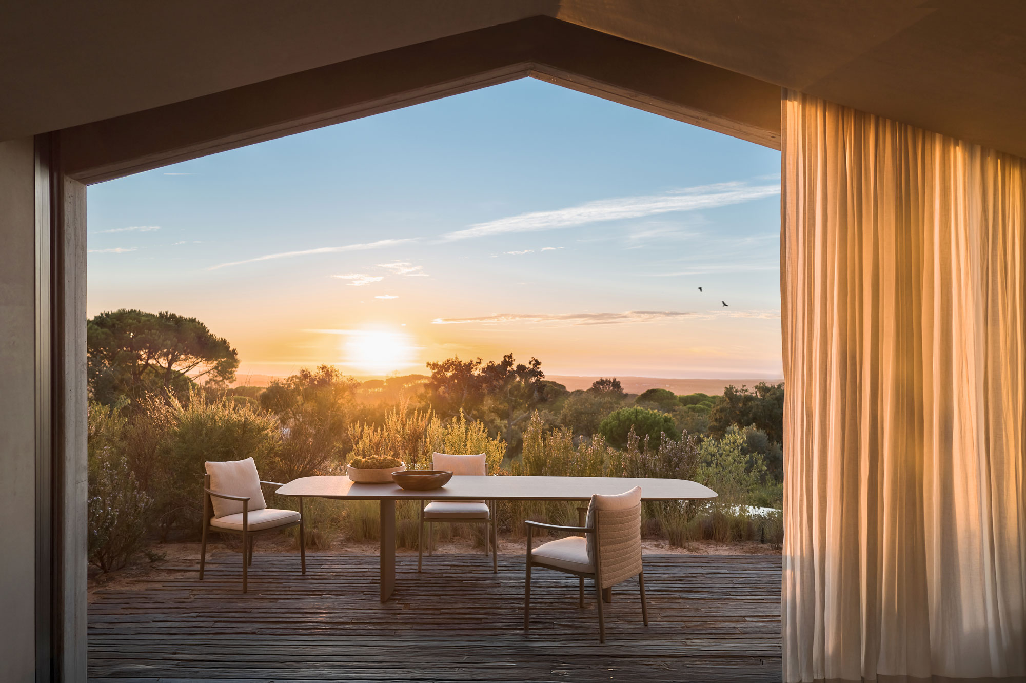 Tribu Essplatz mit Stühlen und Tisch aus der Serie Lucca bei Sonnenuntergang