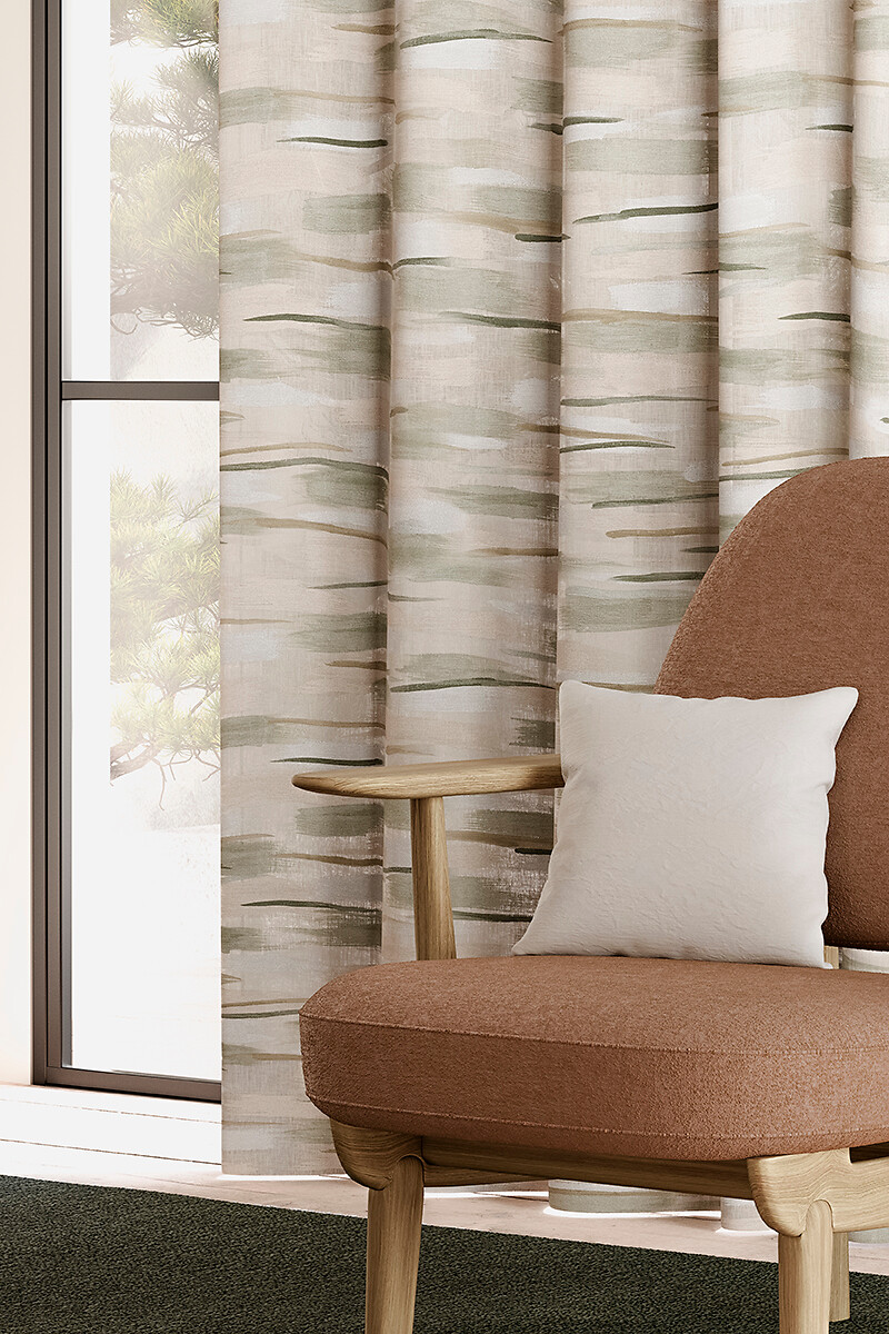 Nahaufnahme eines Vorhangs mit organischem Muster hinter einem Polstersessel
